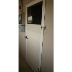Puerta con cristal aluminio/pvc sin marco con herrajes inox (luz de hueco máximo de 2100x1000)